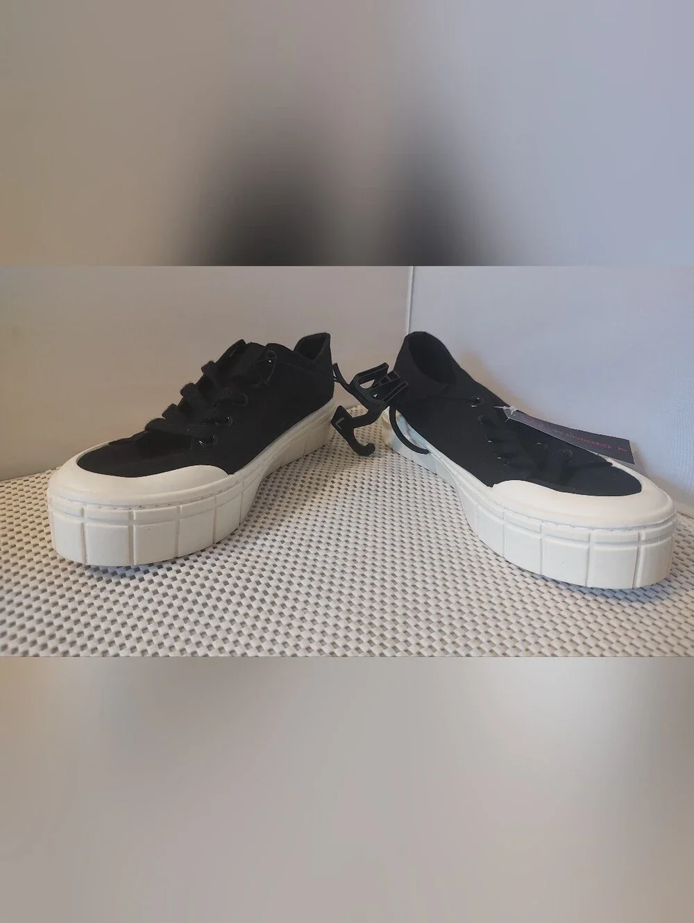 No Boundaries Women's Size 7 Low Chunky Lug Fashion Sneakers NWT Canvas